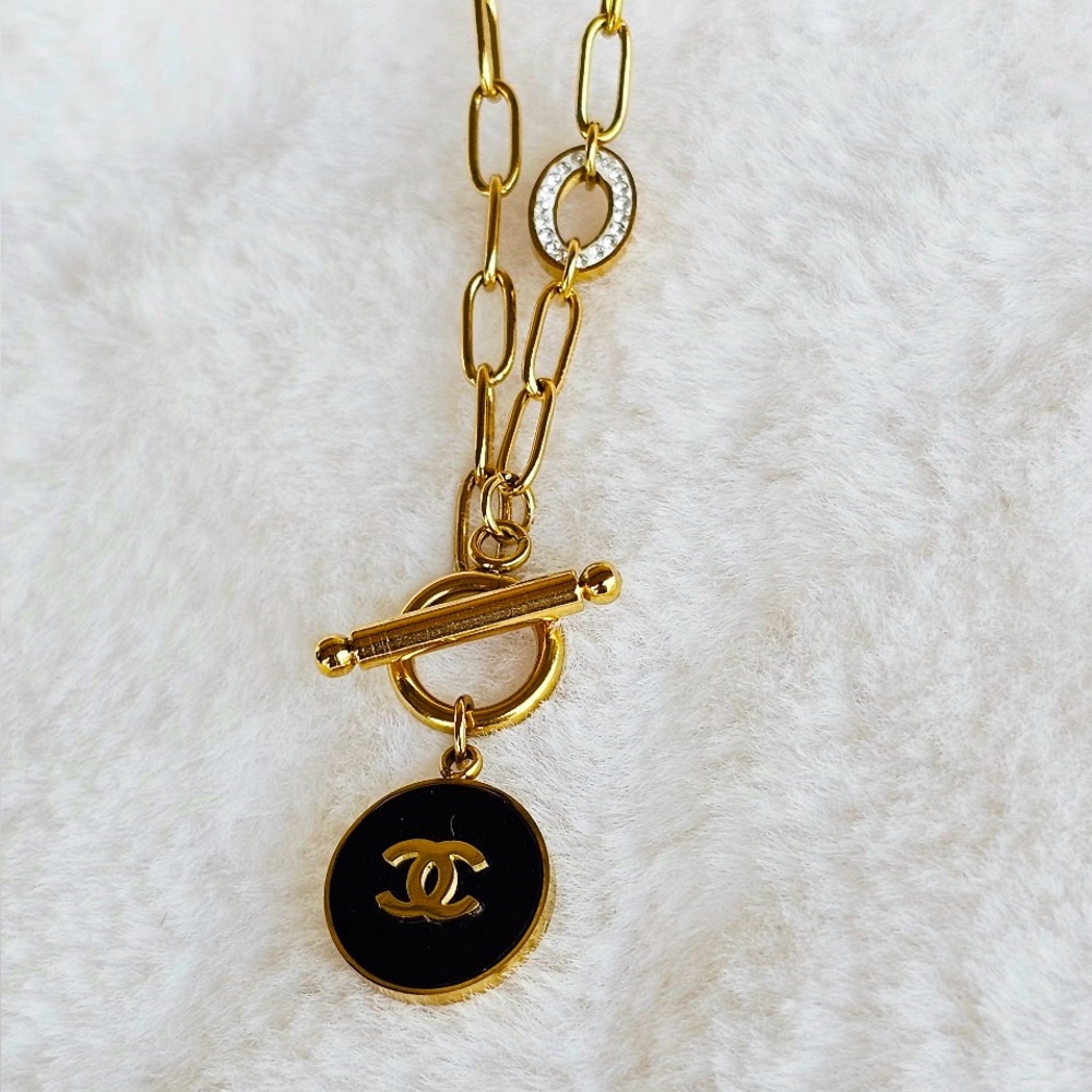 Luxurious Gold and Black Pendant Necklace